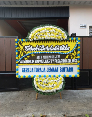 Papan Bunga Duka di Laut Tador